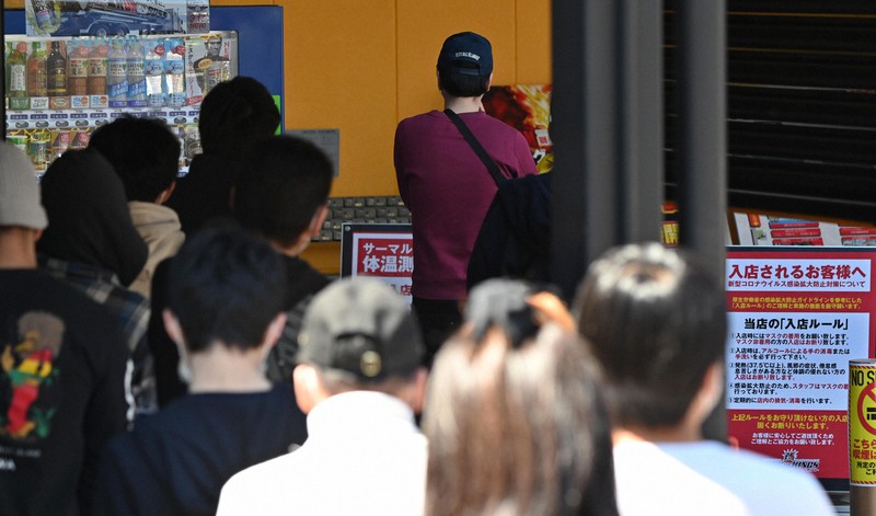 大阪のパチンコ店営業再開　数百人行列　知事は再び休業要請表明