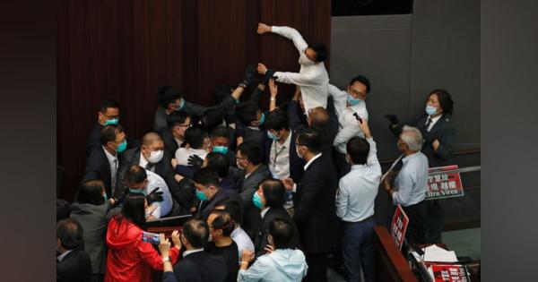 香港立法会で議員がもみ合い、親中派と民主派が対立