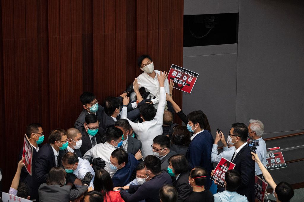 香港議会、もみ合い大荒れ　「国歌条例」めぐり民主派反発：時事ドットコム