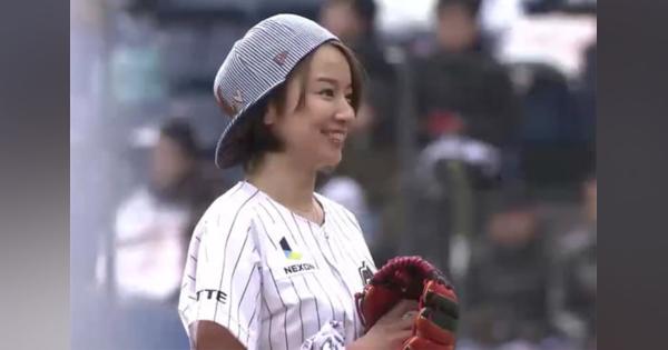 【始球式名場面】ノーバウンドならずも笑顔満開！　鈴木亜美さんのショーパン投球