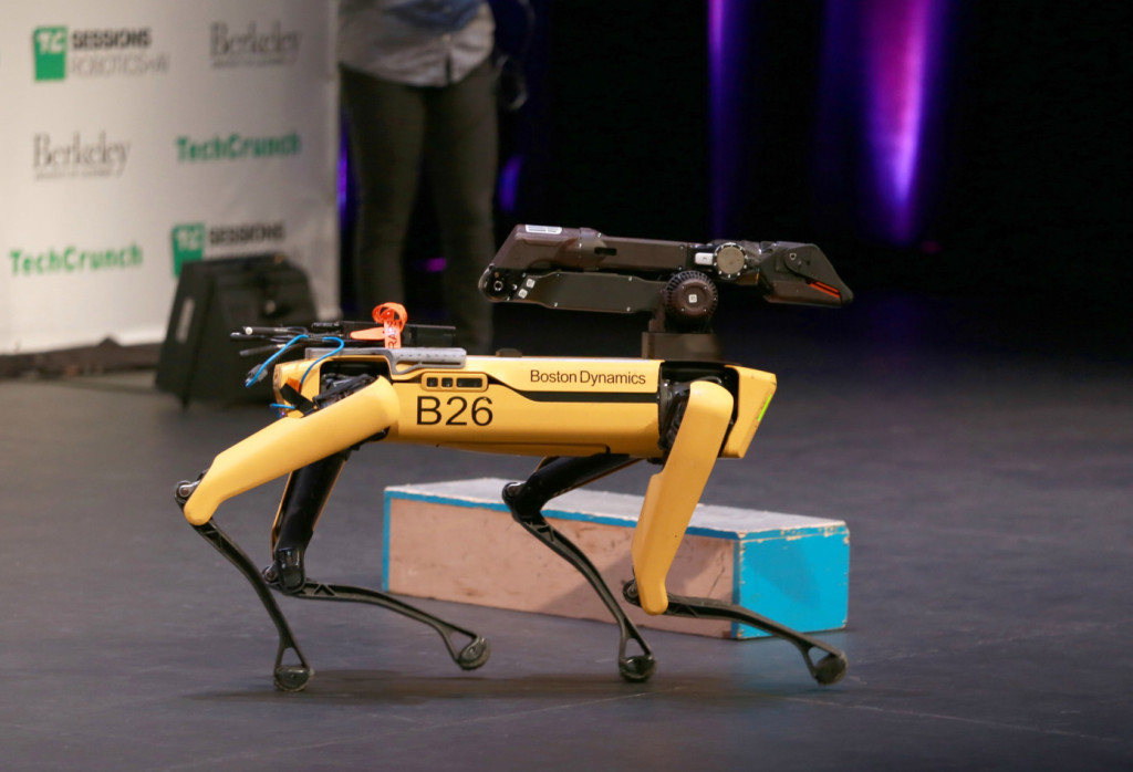 Boston Dynamicsの小型4足歩行ロボがシンガポールの公園をパトロール中