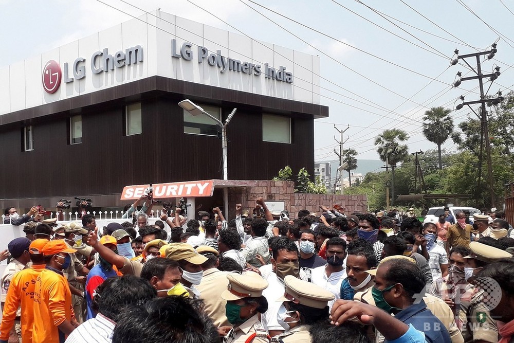 ガス漏れ起きたLG化学工場、群衆が犠牲者の遺体担ぎ閉鎖要求 インド