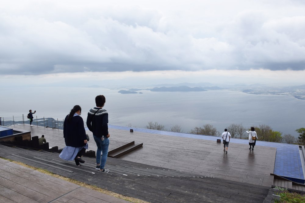 「3密」避けて琵琶湖を一望　休業緩和方針の滋賀、施設再開し外出楽しむ