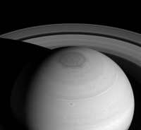 土星の北極にあるヘキサゴン状雲の正体を探る