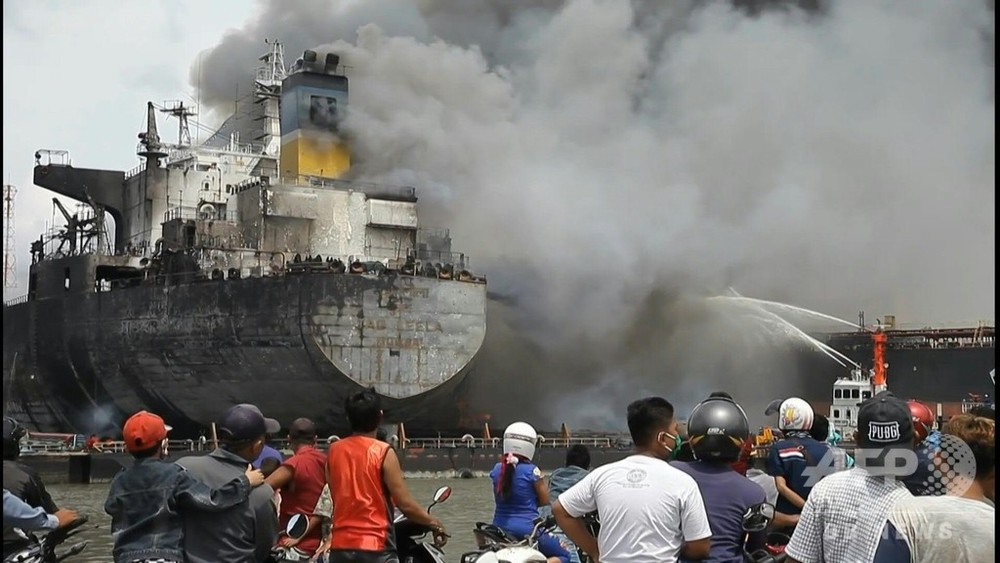 動画：インドネシアの港で石油タンカー火災、22人負傷