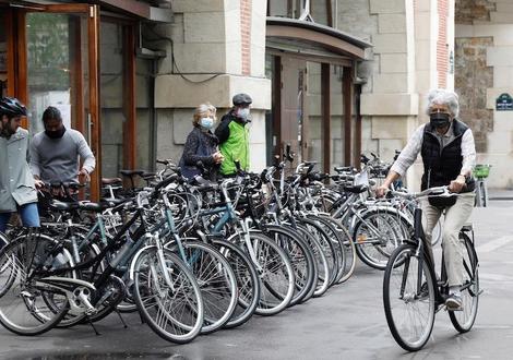コロナ対策で移動手段は公共交通機関から自転車へシフト