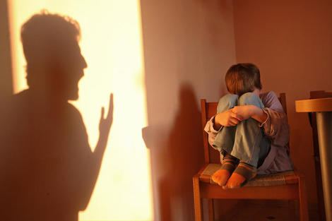 外出自粛の長期化で懸念される児童虐待──保育の拡充は子どもの命を救う