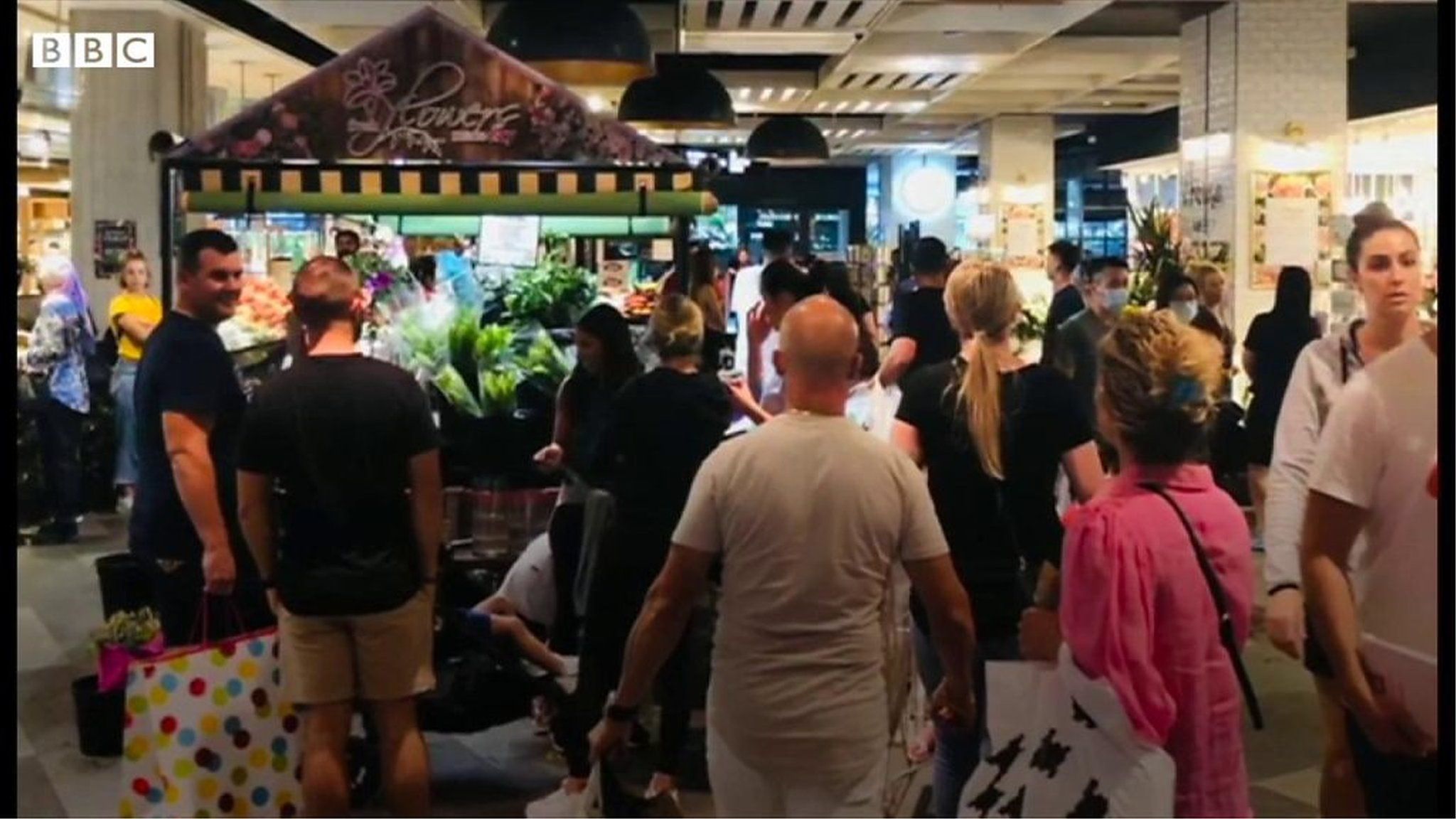 オーストラリアのロックダウン緩和でショッピングセンター混雑