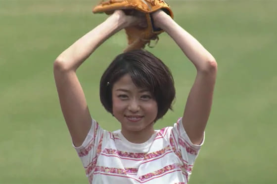 【始球式名場面】美女がど真ん中ストライク！　中村静香さんの美しき1球に球場どよめく
