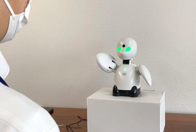 神奈川県、新型コロナ患者療養施設に分身ロボ「OriHime」導入　遠隔で入所者をケア