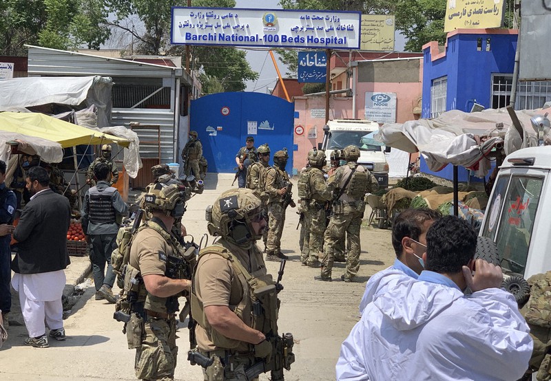 アフガン病院テロ、米「ISの犯行」　ガニ大統領は「タリバン関与」主張