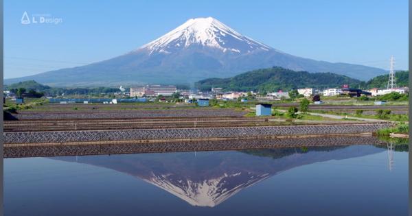 日本の絶景、富士の山肌に現れる「農鳥」と田んぼの逆さ富士 - ニュース3面鏡
