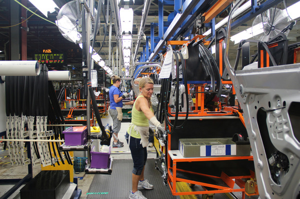 GMの北米最大工場、100％太陽エネルギーで稼働へ…キャデラックSUVの製造拠点