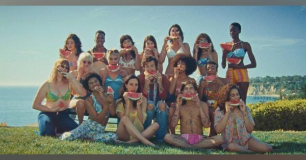 ハリー・スタイルズ、ビーチで美女たちとスイカを頬張る最新MVを解禁