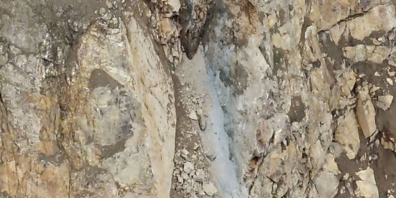 愛知の砕石場で崩落、男性死亡　運転の重機下敷き