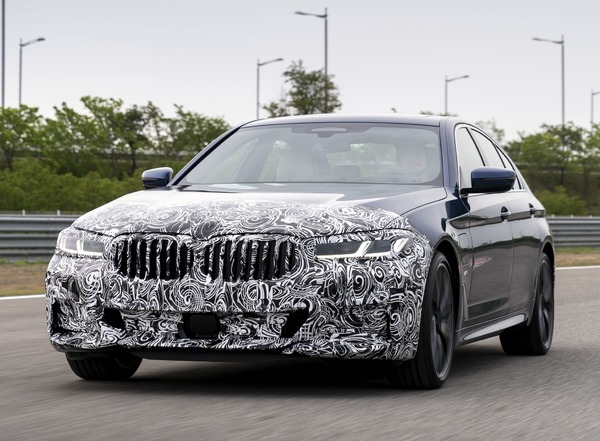 BMW 5シリーズ 改良新型、プロトタイプの画像　5月27日発表
