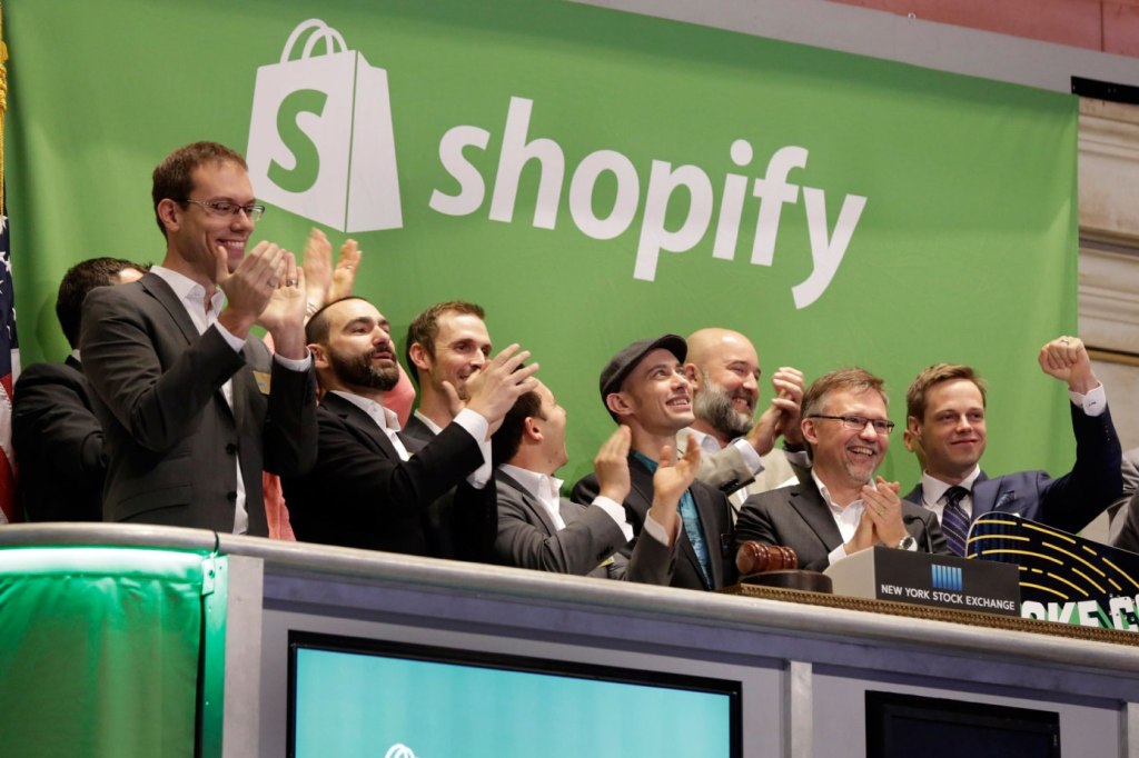 Shopifyが小売業者向けデビットカードと分割払いプランのサポートを発表