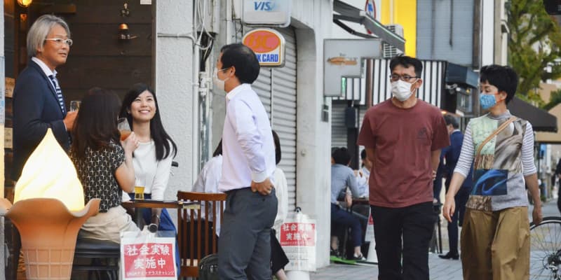 佐賀で屋外飲食の社会実験開始　店先の路上利用、3密避ける検証