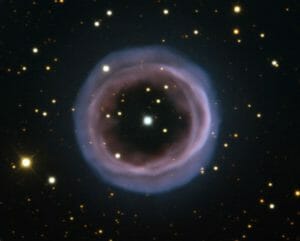 見事なリングの形をした惑星状星雲、その正体は？