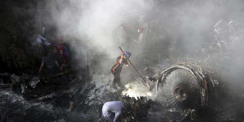 パキスタン航空、再着陸試み墜落　死者97人に