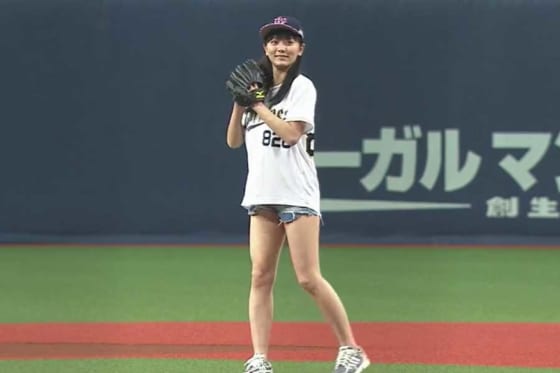 【始球式名場面】国民的美少女がほぼノーバウンド　女優・工藤綾乃さんが豪快投球で魅了