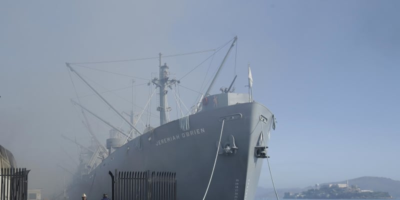 米西海岸の観光名所で火災　歴史的輸送船の延焼は阻止