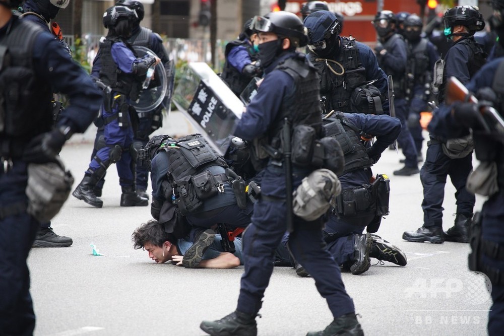 香港で「国家安全法」めぐる抗議デモ、警察は催涙弾発射