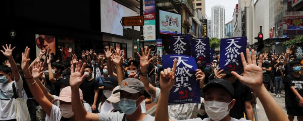 香港でデモ、120人逮捕　数千人参加、警察が催涙弾