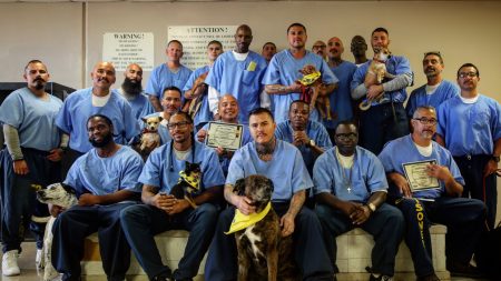 受刑者たちが「犬と二人三脚」で自信を取り戻す─刑務所内の“犬の訓練士養成プログラム”に潜入 | 元指名手配犯も、終身刑の受刑者も、「新しい人生」へ