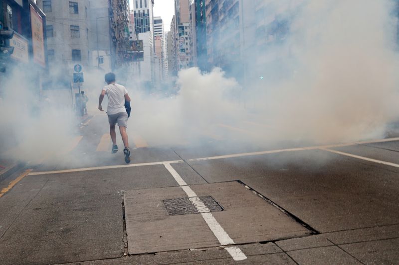香港警察、デモ隊に催涙ガス　国家安全法に初の抗議行動