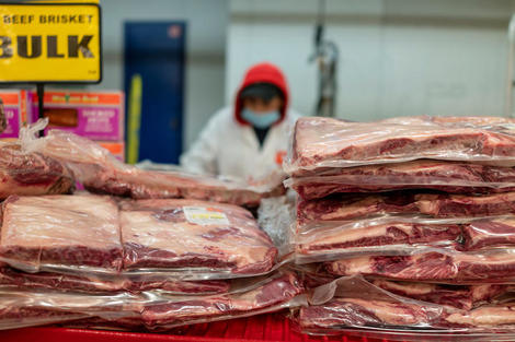 米独で集団感染が続く食肉加工工場　肉食を見直すべきとの声も
