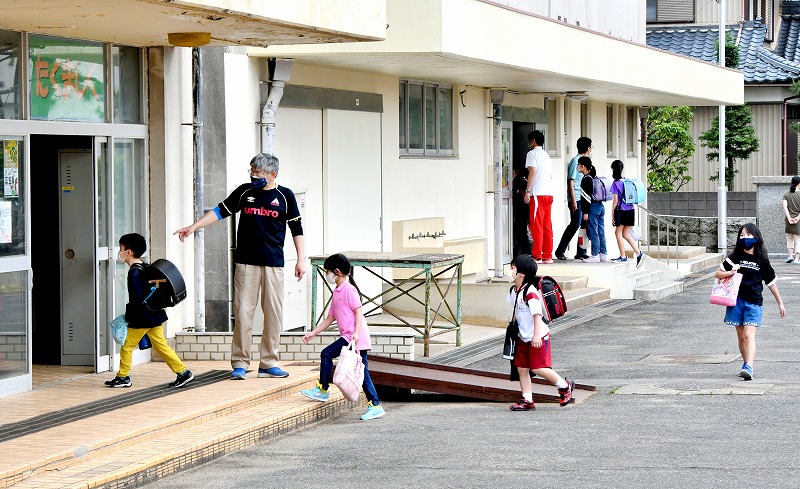 分散登校始まる、池田町は給食も開始