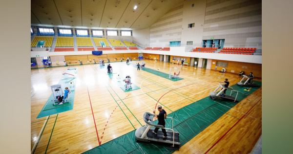 試練のスポーツジム　広い体育館で距離十分保ちトレーニング室を再開　長野・松本