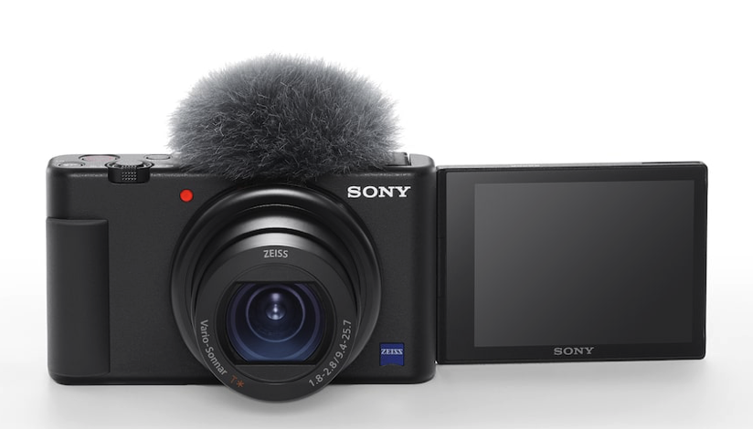 ソニー、Vlogger向けコンパクトカメラ「ZV-1」発表　自撮りしやすいバリアングル、ウインドスクリーン付き高性能マイク