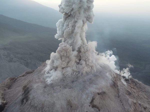 ドイツの研究チームがドローンを使って活火山を観測、溶岩の流れを予測