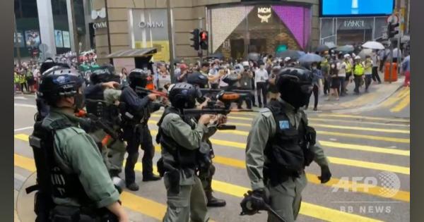 動画：香港、「国歌条例案」抗議のデモ隊に警察がペッパーボール弾発射