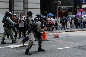香港、国家安全法巡り抗議デモ　警察が強制排除・360人逮捕 - ロイター
