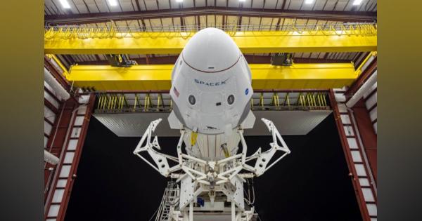 SpaceX初の有人宇宙船「Crew Dragon」の内部、タッチスクリーンのコンパネやカスタム成形された座席を配備