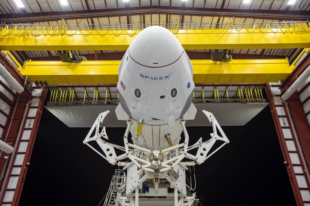 SpaceX初の有人宇宙船「Crew Dragon」の内部、タッチスクリーンのコンパネやカスタム成形された座席を配備