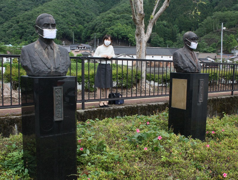 誰が着けた？銅像にマスク　ビニール袋に覆われ雨対策も万全　兵庫・養父市