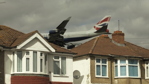 屋根すれすれに巨大な飛行機が飛び交う!? ヒースロー空港の“隣”に住む人々の非日常な日常生活