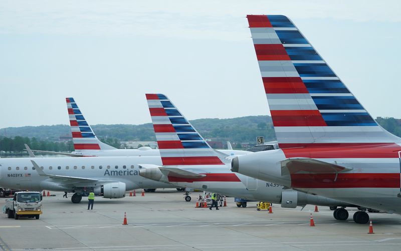 アメリカン航空、管理職と後方部門の人員を30％削減へ
