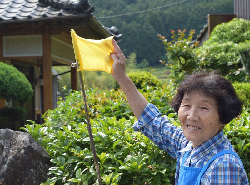 黄色い小旗、高齢者宅に掲げコロナの安否確認に「住民同士の見守り大切」　福岡・上毛