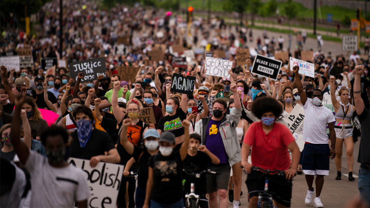 白人警官による黒人男性暴行死、「息ができない」デモが過激化（写真ギャラリー）