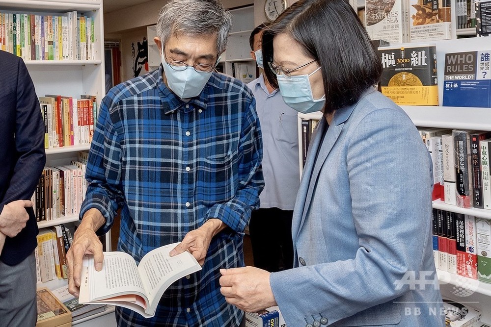 台湾総統、香港から移住した書店長を訪問 民主派への支援強調