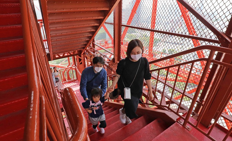 東京タワー外階段開放、湘南にはサーファー…　人出戻り始めた観光地