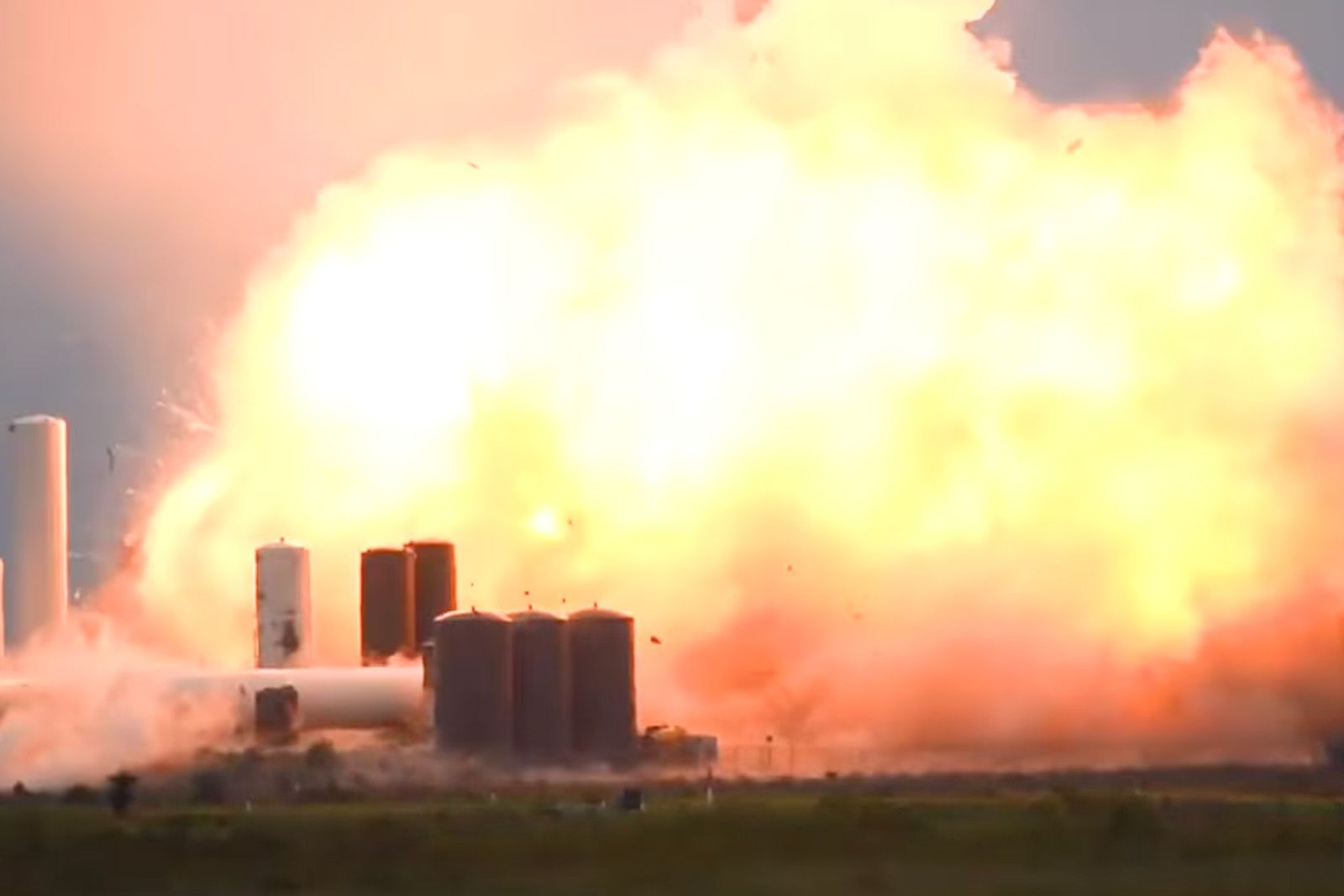 SpaceXの大型ロケット試作機、エンジン点火試験中に爆発。Crew Dragon打上げには無関係