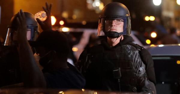 生放送中、警察官が報道カメラにコショウ弾　アメリカ・黒人死亡事件の抗議現場で