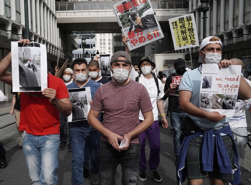 「警官に押さえ込まれけが」　渋谷署前で200人が抗議デモ　クルド人訴えに共鳴
