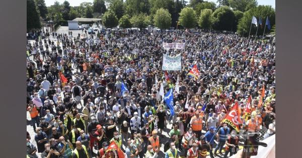 仏ルノー、新型コロナ解雇に従業員8000人が抗議 労組発表